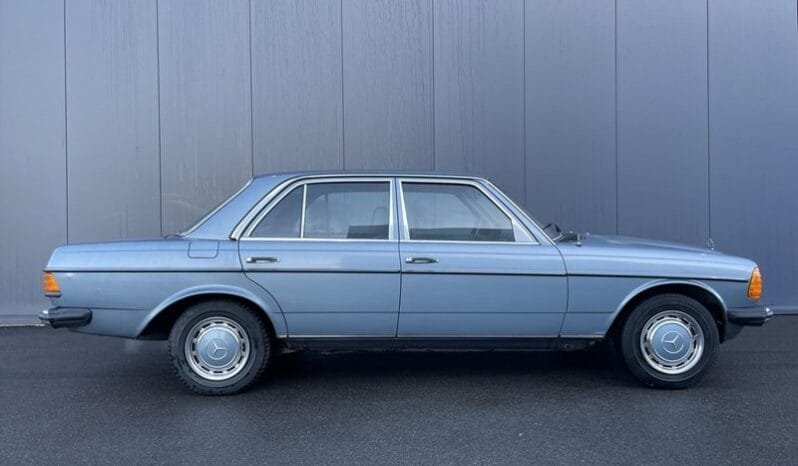 
								Mercedes 200 1976 Used full									