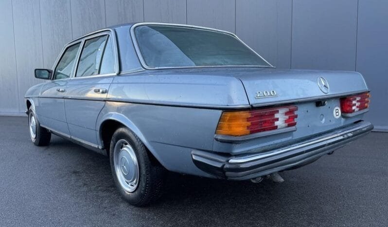 
								Mercedes 200 1976 Used full									